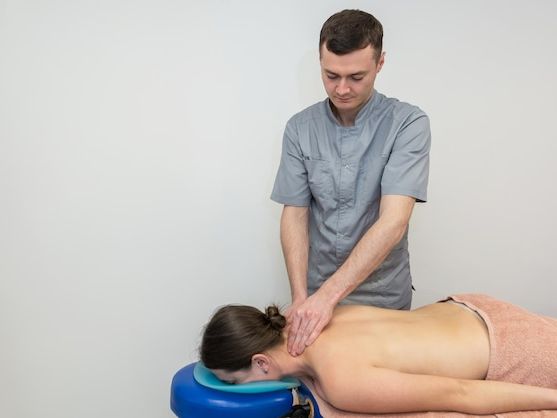 Terapia manualna a ból pleców – skuteczne metody leczenia i co warto wiedzieć