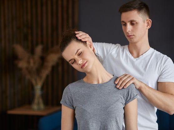 Czym jest terapia manualna w osteopatii i jak działa? Kompleksowy przewodnik