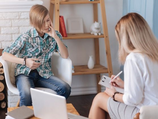 Najczęstsze dolegliwości leczone terapią manualną – skuteczne metody przywracania zdrowia narządu ruchu