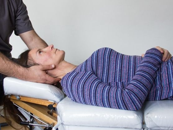 Jak osteopatia skutecznie pomaga przy bólu kręgosłupa w Lipsku