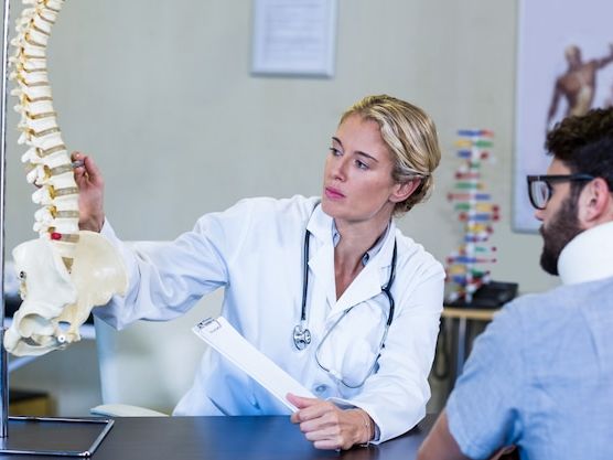 Zakres leczenia osteopatycznego – kiedy warto skorzystać z terapii manualnej?
