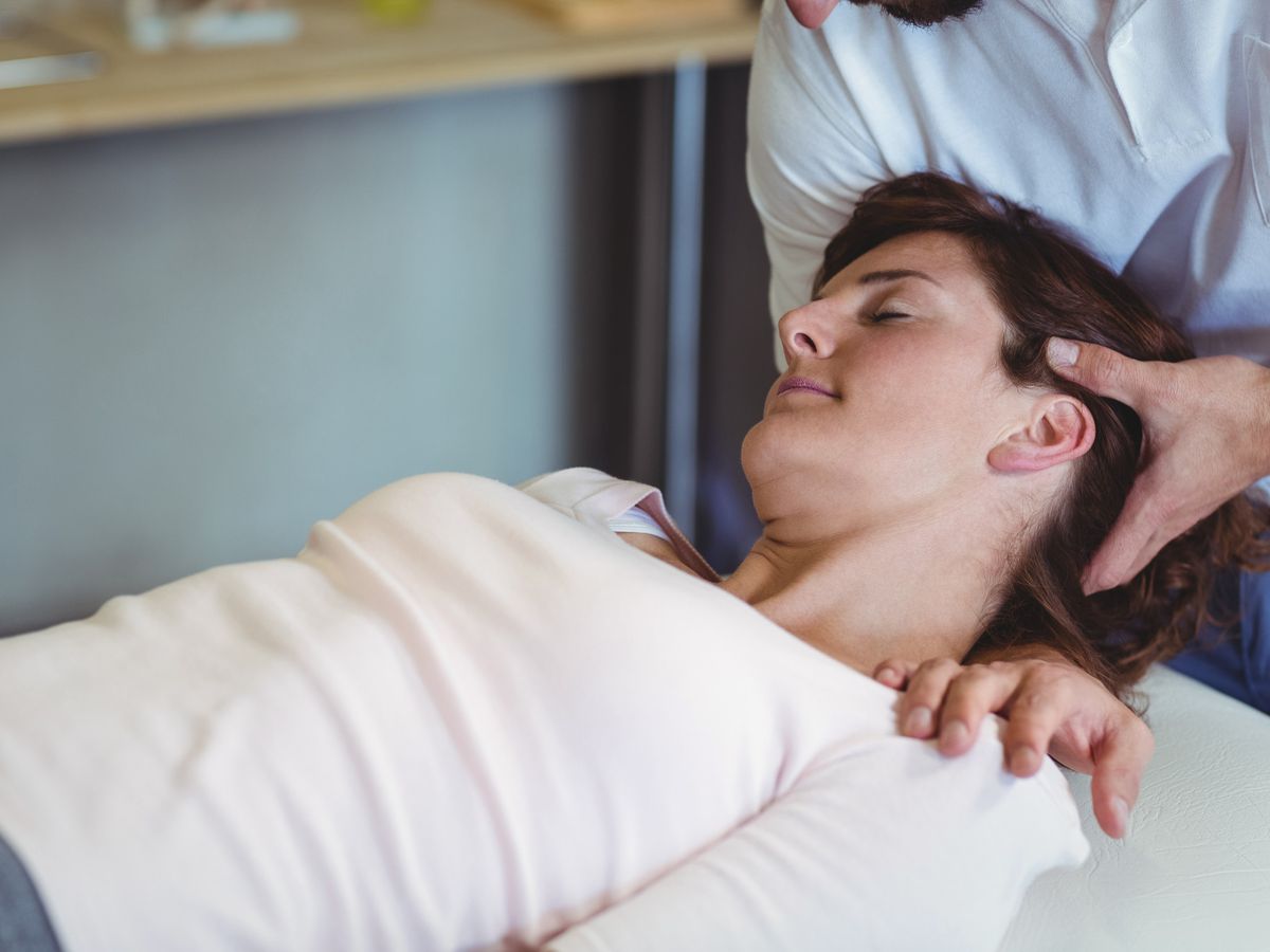 Osteopatia w leczeniu bólów głowy i migren – skuteczne metody i korzyści terapii manualnej